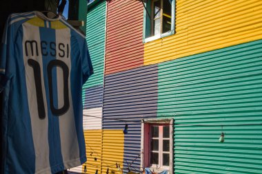 Lionel Messi Arjantin forması renkli binalar La Boca Buenos Aires, Arjantin için mahallenin yanında maruz.