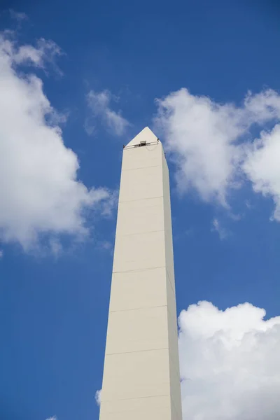Obelisco in Buenos Aires. Located at the junction of Avenida 9 de Julio and Corrientes Street. Its name honors Argentina's Independence Day, July 9, 1816 — Stock Photo, Image