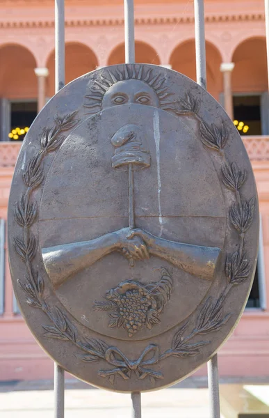 Részlet Argentína pajzs a rózsaszín ház (casa rosada spanyol nyelven). Buenos aires, Argentína — Stock Fotó