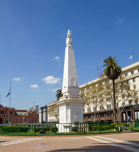 La Plaza de Mayo es la plaza principal de Buenos Aires. En el fondo, la Casa Rosada. La pirámide de mayo se puede ver en la derecha . —  Fotos de Stock