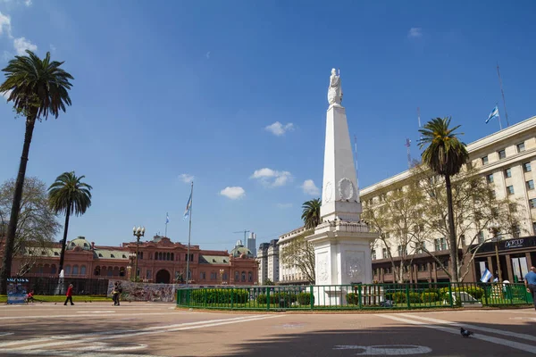 The Plaza de Mayo (English: May Square) is the main square in Buenos Aires. In background, the Casa Rosada (Pink House). The May pyramid can be seen in the right. — Stock Photo, Image