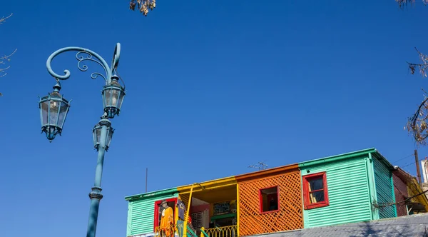 Farola con las coloridas casas de Caminito. Caminito, un callejón tradicional, de gran cultura y turismo, en el distrito de La Boca en Buenos Aires, Argentina . —  Fotos de Stock