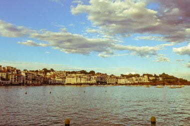 Cadaques panoramik manzarasını Akdeniz sahil, Costa Brava, Katalonya, İspanya üzerinde. Vintage ve yesteryear etkisi ile görüntü