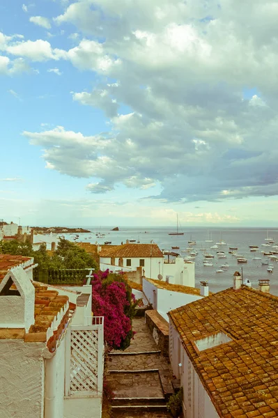 Panoramablick auf cadaques am mediterranen meer, spanien — Stockfoto
