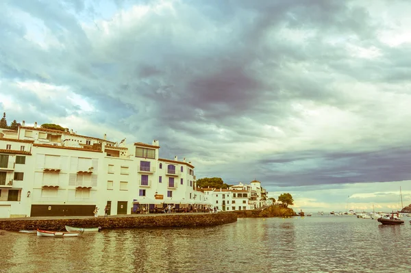 Panoramautsikt över den spanska staden av Cadaqués, den berömda lilla byn Costa Brava Katalonien - Spanien. Bild med vintage och förr effekt — Stockfoto