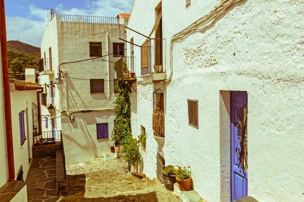 Smalle straatjes in het dorp van Cadaques, Catalonië, Spanje — Stockfoto