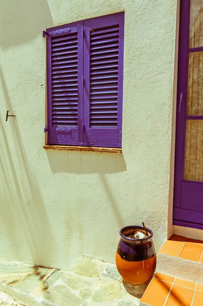 Typical white Mediterranean house, with blue door, in the small fishing village of cadaques, typical Mediterranean village on the Costa Brava of Spain. Image with vintage and yesteryear effect — Stock Photo, Image