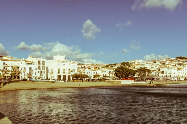 Cadaques spanyol város, a híres kis faluban, a Costa Brava, katalán - spanyol panoráma. Vintage és múlt hatású kép — Stock Fotó