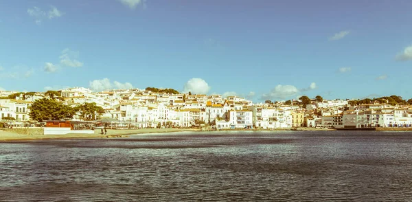 Vista panorámica de la ciudad española de Cadaques, el famoso pequeño pueblo de la Costa Brava, Cataluña - España. Imagen con efecto vintage y antaño —  Fotos de Stock