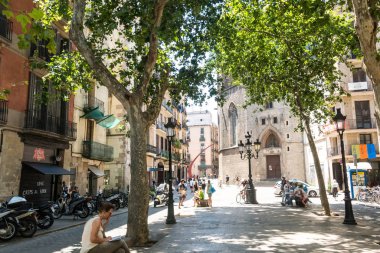 İnsanlar dışarı asılı ve El Passeig del Born, bir rec etrafında yürüyüş