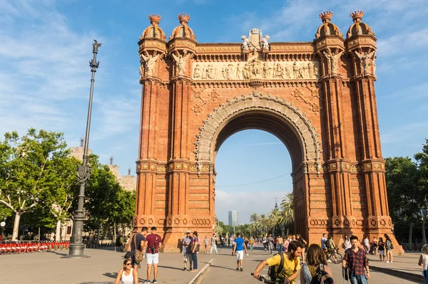 Yayalar inanılmaz Triumphal Arch, loca önünde yürüyüş — Stok fotoğraf