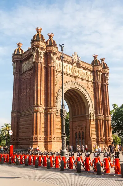 Yayalar inanılmaz Triumphal Arch, loca önünde yürüyüş — Stok fotoğraf