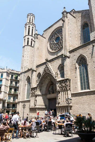 Basílica de Santa Maria del Mar y los turistas. Algunos turistas —  Fotos de Stock
