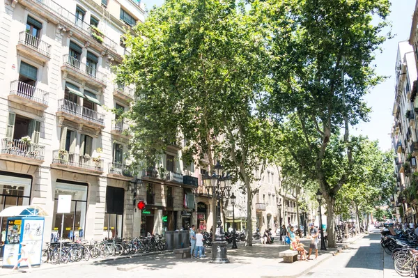 People hanging out and walking around El Passeig del Born, a rec — Stock Photo, Image