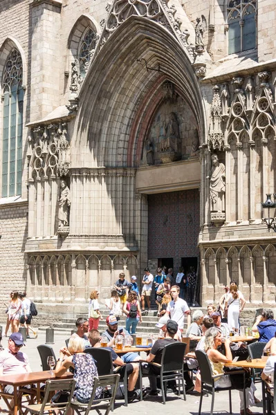 Basílica de Santa Maria del Mar e os turistas. Alguns turistas — Fotografia de Stock