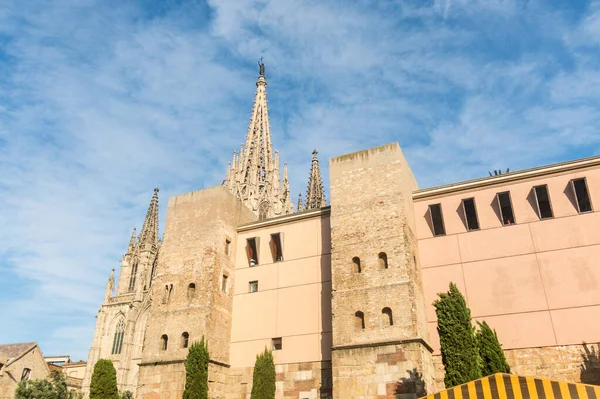 Veduta della piazza ristrutturata della Cattedrale, con il muro e — Foto Stock