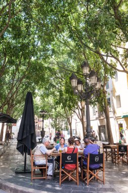 Sant Agusti Vell meydanının keyfini çıkaran turistler, 