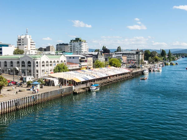 Folyóra néző Valdivia folyó terminál és fishmarket — Stock Fotó