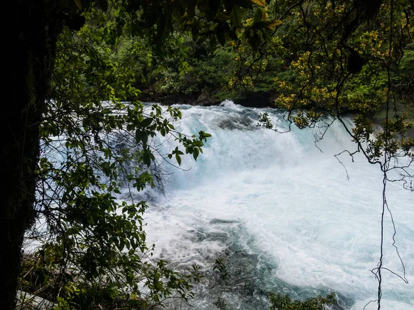 Cachoeira ou cascata de La Leona, na Reserva Biológica Huilo Huilo, Panguipulli, Região de Rios, sul do Chile. — Fotografia de Stock