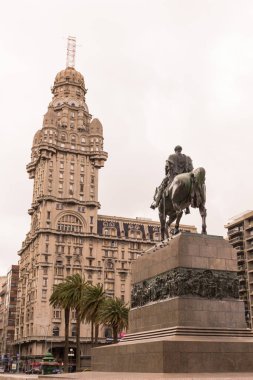 Palacio Salvo, Montevido 'nun bağımsızlık meydanında, 