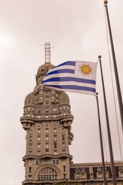 Palacio Salvo ve Uruguay bayrağı, bağımsızlık sq içinde