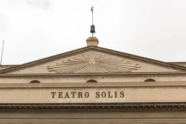 Vue de la célèbre façade du Théâtre Solis, la plus ancienne de Montevide — Photo