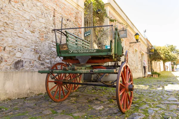 Hästvagn på Suckarnas gata, i den historiska stadskärnan, en — Stockfoto