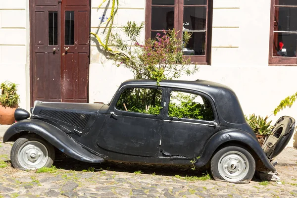 Zwarte en verouderde auto op een van de geplaveide straten, in de — Stockfoto