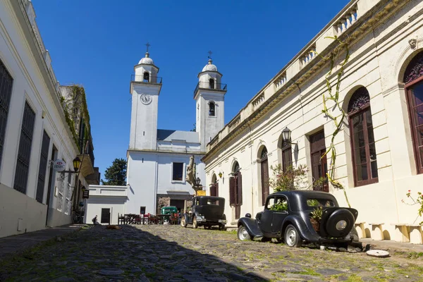 Föråldrade bilar, framför kyrkan Colonia del Sacramento, — Stockfoto