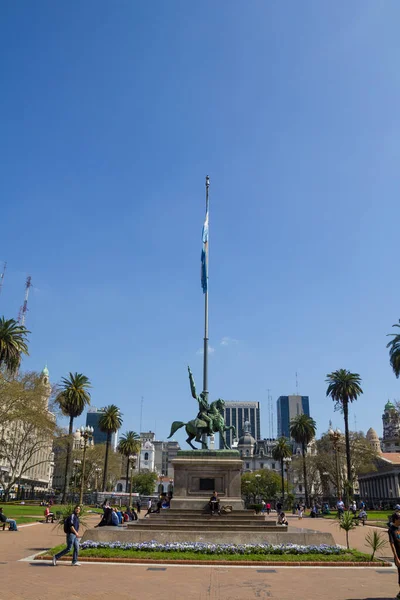 Estatua de Manuel Belgrano en la Plaza de Mayo de Buenos Aires — Foto de Stock