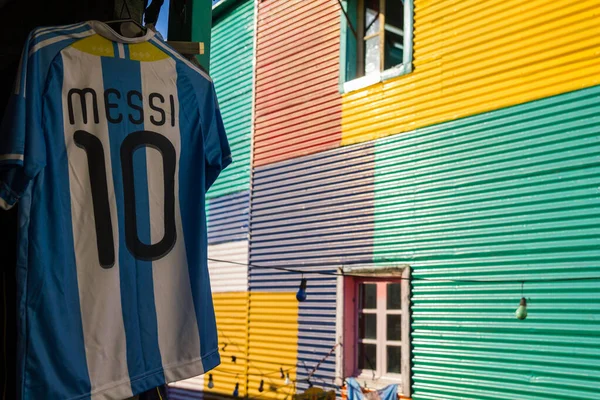 La camicia argentina di Lionel Messi esposta accanto al colorato — Foto Stock