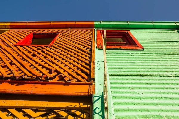 อาคารที่มีสีสันของลา โบคา บัวโนสไอเรส อาร์เจนตินา — ภาพถ่ายสต็อก