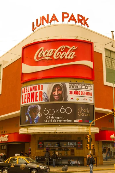 A taxi pass in front of the famous Luna Park concert hall, on Co — Stock Photo, Image