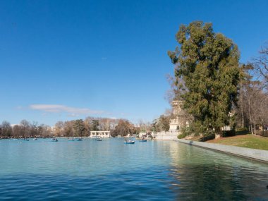 Parque del 'in göletindeki teknelerde turistlerin güzel resimleri.