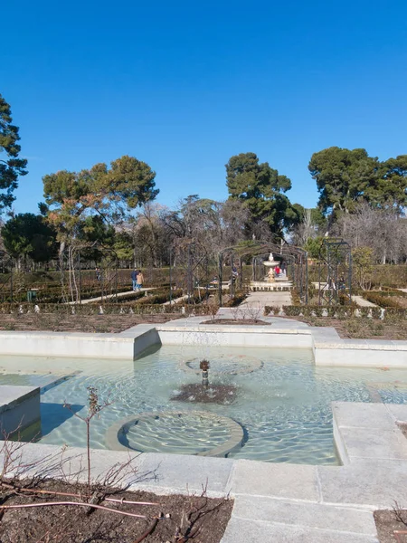 Madrid, capitale de l'Espagne. Jardin de roses (rosarium) à Retiro — Photo