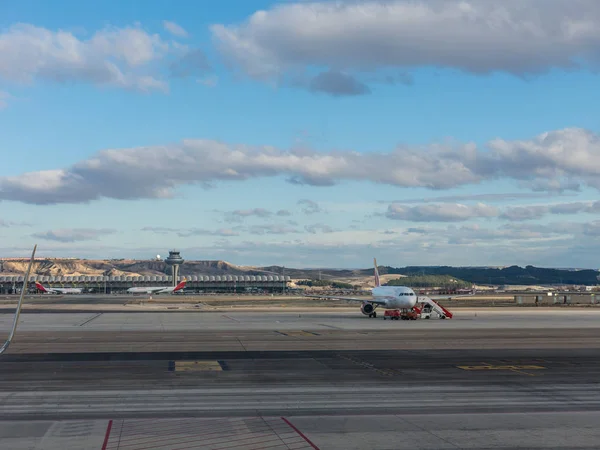 Un avión se prepara para despegar en la pista de la Terminal T4 el anuncio — Foto de Stock