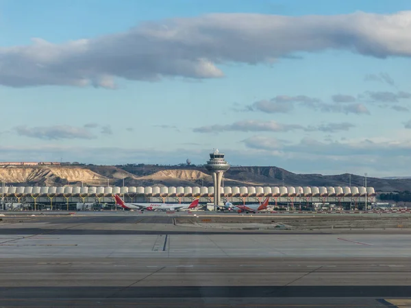 Un aereo si prepara a decollare sulla pista del Terminal T4 dell'Ad — Foto Stock