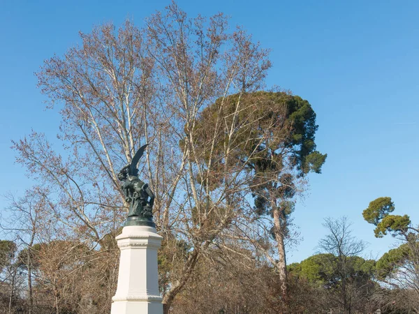 Fontän av Fallen Angel, höjdpunkten på Buen Retiro Park. Buen Re — Stockfoto