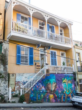 Valparaiso, Şili'deki renkli grafiti garanti kapsamında ev. 