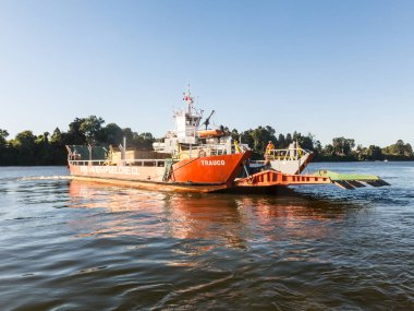 Valdivia Nehri üzerinde yolcu ve araba feribot, şehir yakınında 