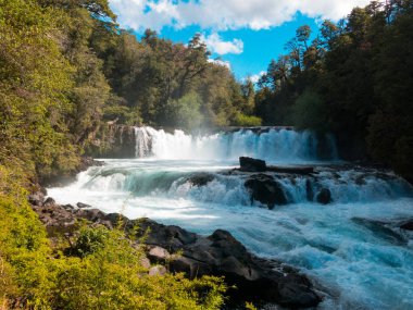 La Leona del Rio Fuy Şelalesi, 10 metre yüksekliğinde, Huilo Huilo Biyolojik Rezervi, Panguipulli, Rios Bölgesi, Güney Şili