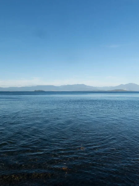 Panorámica del Lago Ranco, el tercer lago más grande de Chile. En la región de Los Ríos, en Araucana o Patagonia, Andes chilenos. Sur de Chile. En el fondo, la cordillera de los Andes —  Fotos de Stock