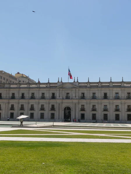 Vista do palácio presidencial, conhecido como La Moneda, em Santiago — Fotografia de Stock