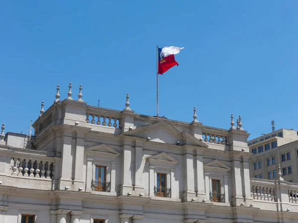 Utsikt över presidentpalatset, känd som La Moneda, i Santiago — Stockfoto
