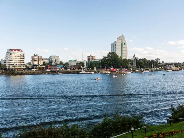 Valdivia vízpartja a D-tóban, a Calle-Calle folyó mentén — Stock Fotó