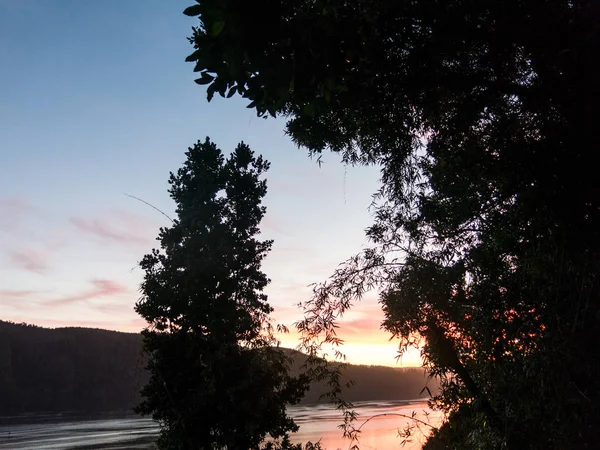 Puesta de sol en la desembocadura del río Valdivia, cerca de la ciudad de la —  Fotos de Stock