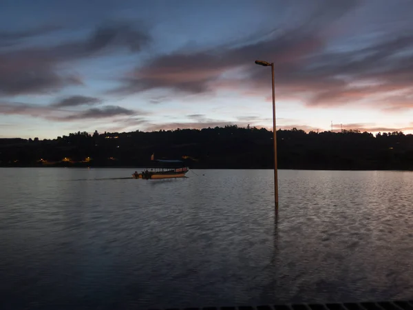 Atardecer en la pequeña ciudad de Panguipulli, con el lago de la —  Fotos de Stock