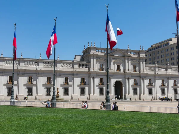 Pohled na prezidentský palác, známý jako La Moneda, v Santiagu — Stock fotografie