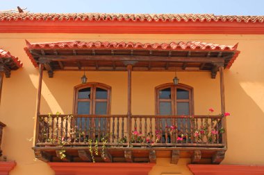 Bir sömürge evinin detayı. Tipik balkon. İspanyol sömürge ho