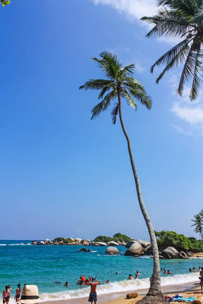 Människor i Karibien Beach med tropisk skog i Tayrona nation — Stockfoto